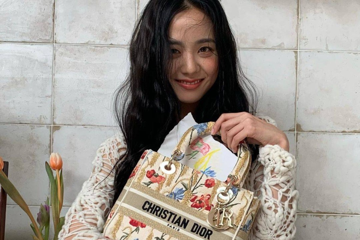 Jisoo  Suzy cùng tạo dáng với túi Dior